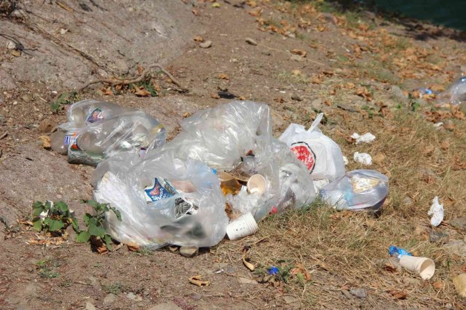 Kocaeli’nin İçme Suyunu Karşılayan Barajın Çevresi Çöp Altında Kaldı