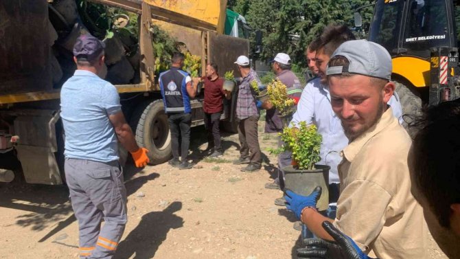 Bursa Büyükşehir Belediyesi’nin Emet’e 7 Kamyon Ve 1 Tır Dolusu Malzeme