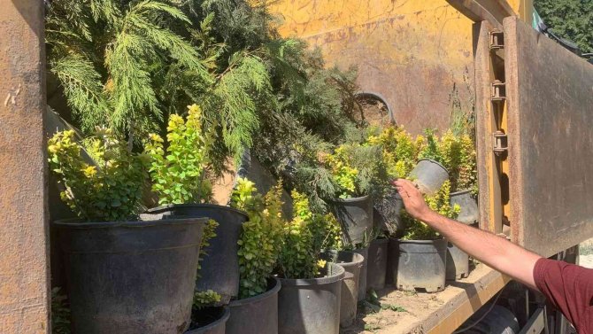 Bursa Büyükşehir Belediyesi’nin Emet’e 7 Kamyon Ve 1 Tır Dolusu Malzeme