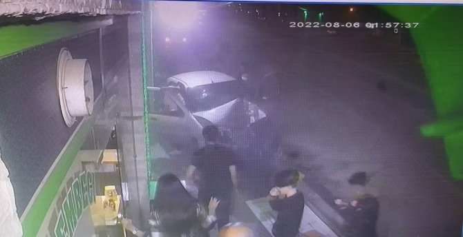 Kontrolünü Çıkan Otomobil Aydınlatma Direğine Böyle Çarptı: 3 Yaralı