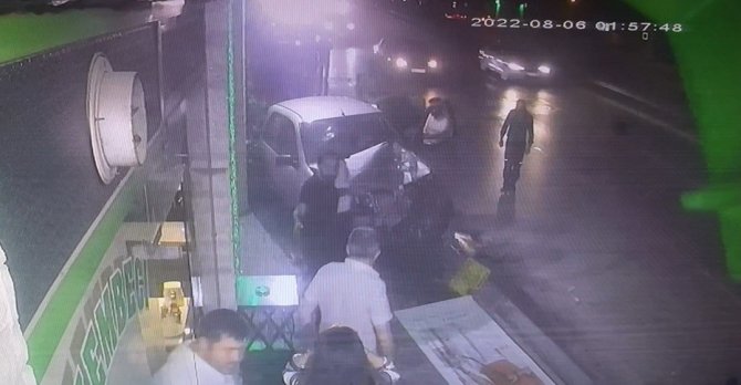 Kontrolünü Çıkan Otomobil Aydınlatma Direğine Böyle Çarptı: 3 Yaralı