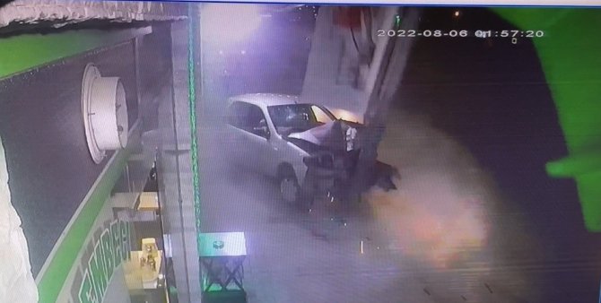 Kontrolünü Çıkan Otomobil Aydınlatma Direğine Böyle Çarptı: 3 Yaralı