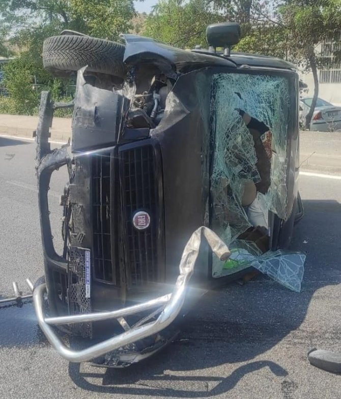 Kontrolden Çıkan Hafif Ticari Araç Devrildi: 2 Yaralı