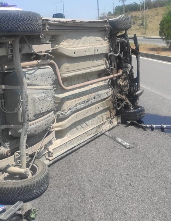 Kontrolden Çıkan Hafif Ticari Araç Devrildi: 2 Yaralı