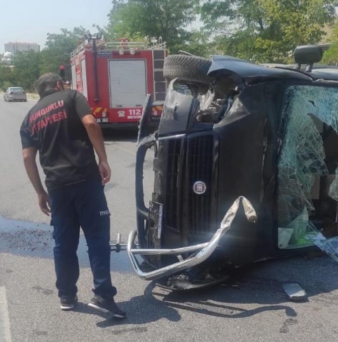 Kontrolden Çıkan Hafif Ticari Araç Devrildi: 2 Yaralı