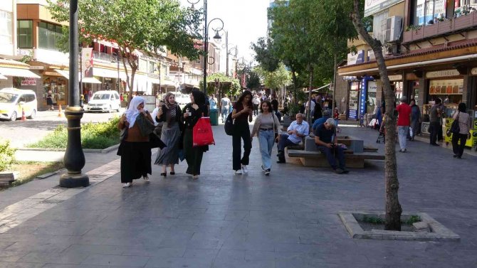 Diyarbakır’da Sıcaklarla Birlikte Göz Kuruluğu Şikayeti Pik Seviyede