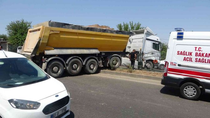 Üst Geçidi Kullanmak Yerine Ana Yola Atladılar: 2’si Ağır 6 Kişi Yaralandı