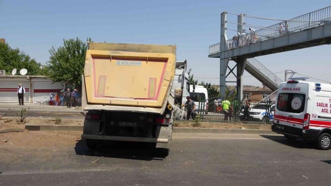 Üst Geçidi Kullanmak Yerine Ana Yola Atladılar: 2’si Ağır 6 Kişi Yaralandı
