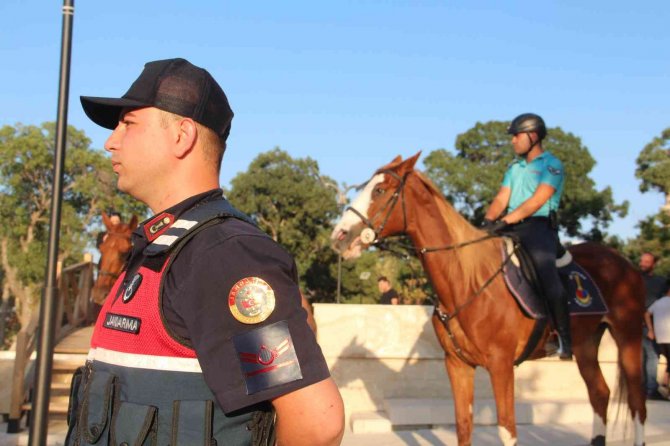 Mehteran Takımı Ve Atlı Jandarma Timi Vatandaşlara Osmanlı Dönemini Yaşattı