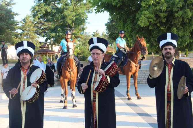 Mehteran Takımı Ve Atlı Jandarma Timi Vatandaşlara Osmanlı Dönemini Yaşattı