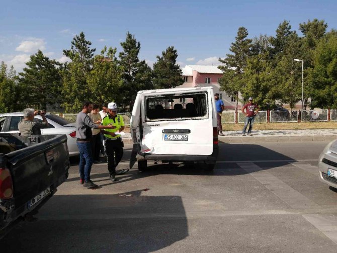 Islak Zeminde Duramayan Araç, Önündeki Araca Çarptı