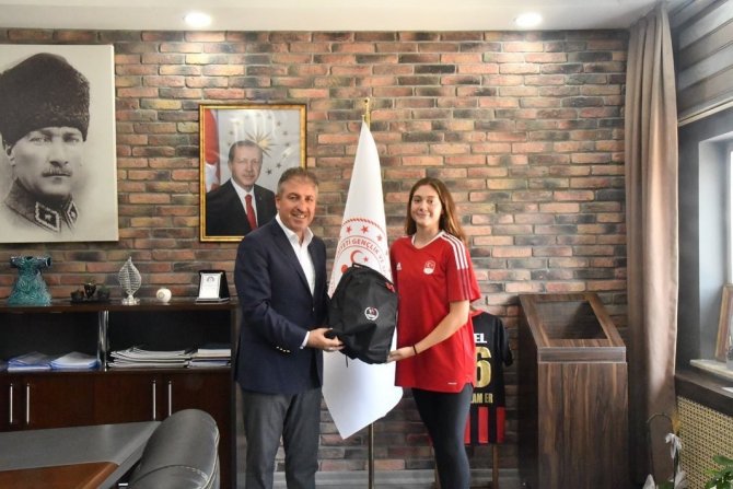 Eskişehirli Yüzücüler Ve Antrenörler Tebrik Edildi