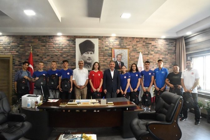 Eskişehirli Yüzücüler Ve Antrenörler Tebrik Edildi