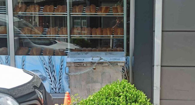 Daha Önce Koltuğu Sokağa Bağlayan Esnaf Şimdi De Çöp Konteynerini Zincire Vurdu
