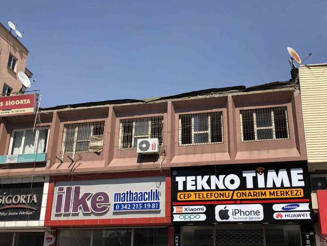İ̇ş Merkezinin Çatı Duvarı Çöktü, Faciadan Dönüldü
