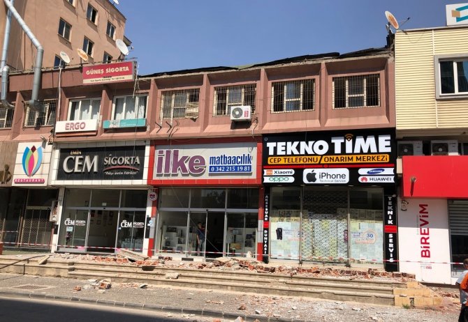 İ̇ş Merkezinin Çatı Duvarı Çöktü, Faciadan Dönüldü