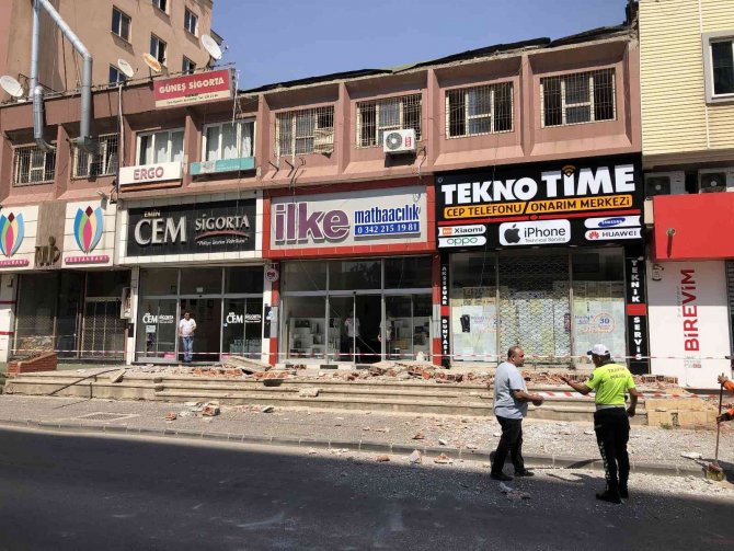 İ̇ş Merkezinin Çatı Duvarı Çöktü, Faciadan Dönüldü