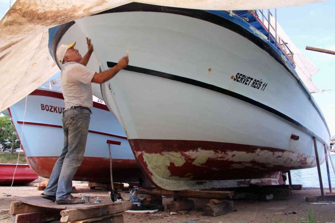 Balıkçılar Yeni Av Sezonuna Teknelerine Bakım Yaparak Hazırlanıyor