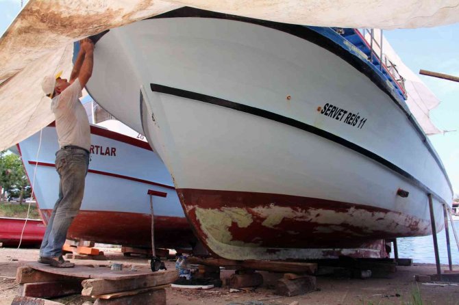 Balıkçılar Yeni Av Sezonuna Teknelerine Bakım Yaparak Hazırlanıyor