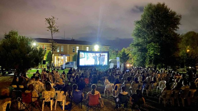 Gölcük’te Açık Hava Sinemasına Yoğun İlgi
