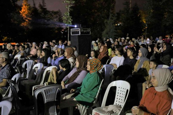 Gölcük’te Açık Hava Sinemasına Yoğun İlgi