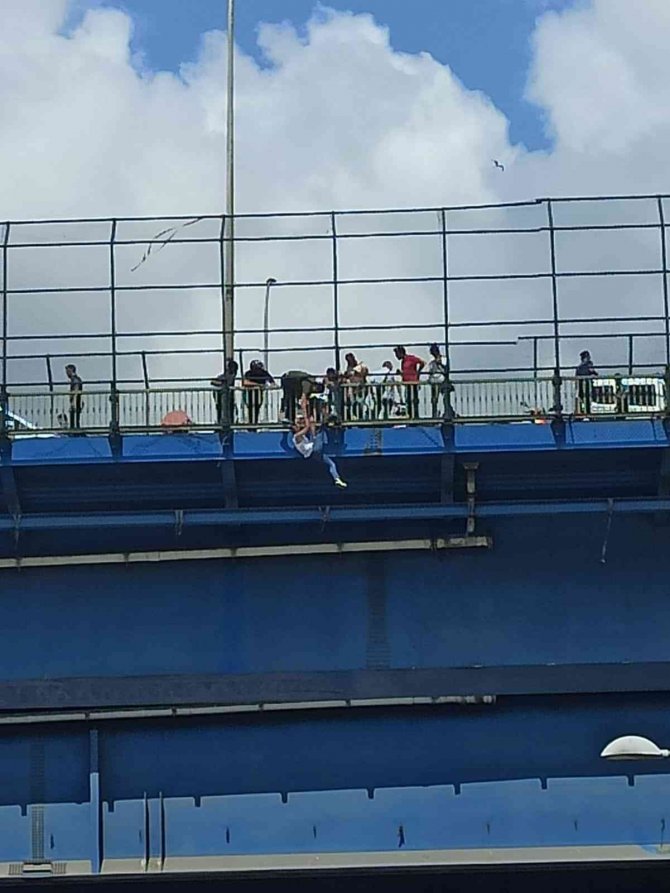 İ̇ntihar Girişiminde Bulunan Şahsı Polis Düşeceği Esnada Ellerinden Yakaladı