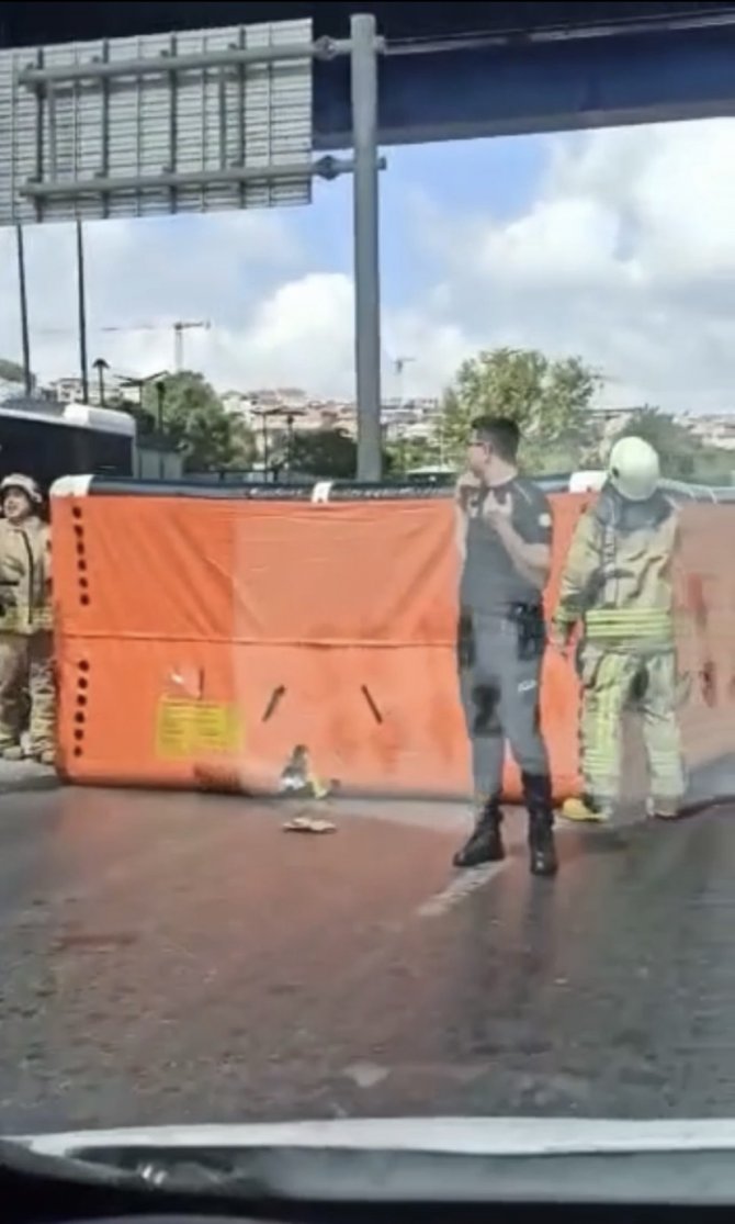 İ̇ntihar Girişiminde Bulunan Şahsı Polis Düşeceği Esnada Ellerinden Yakaladı