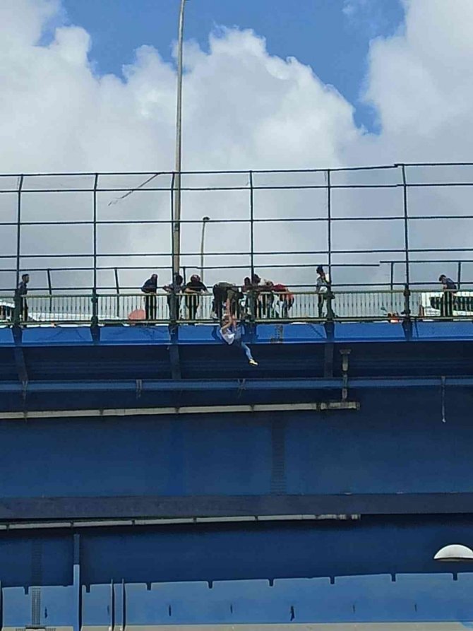 İ̇ntihar Girişiminde Bulunan Şahsı Polis Düşeceği Esnada Ellerinden Yakaladı