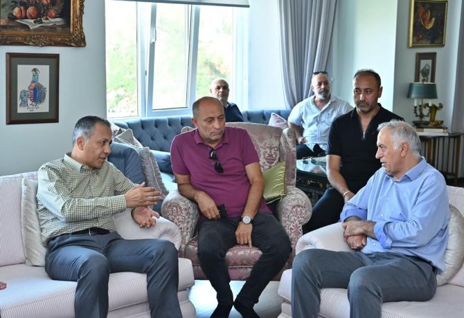 Vali Yerlikaya’dan Saldırıya Uğrayan Kartal Cemevi Vakfı Başkanı’na ’Geçmiş Olsun’ Ziyareti