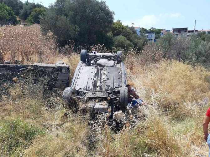 İ̇zmir’de Takla Atan Araçtaki 4 Genç Ölümden Döndü