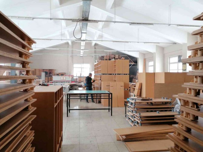 Anasınıfı Öğrencilerine Mobilya Üretmek İçin Tatilde De Ter Döktüler