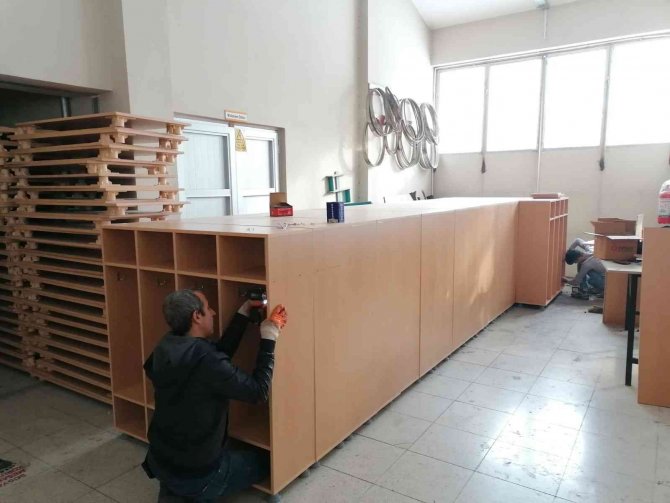 Anasınıfı Öğrencilerine Mobilya Üretmek İçin Tatilde De Ter Döktüler