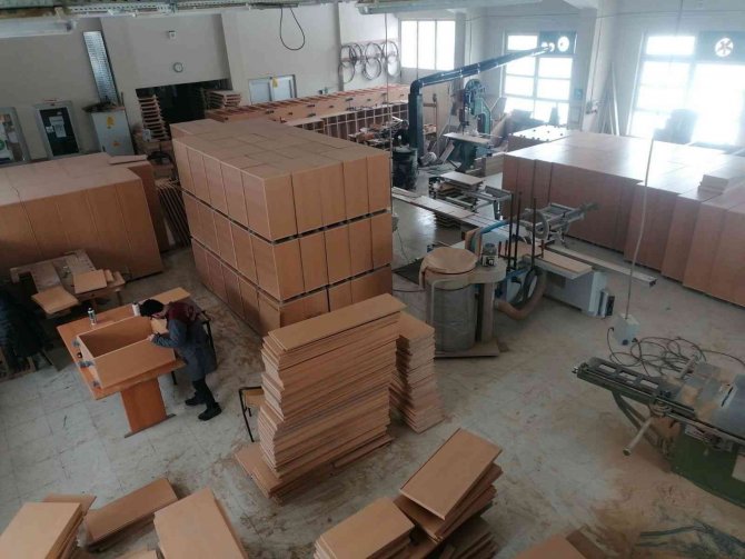 Anasınıfı Öğrencilerine Mobilya Üretmek İçin Tatilde De Ter Döktüler