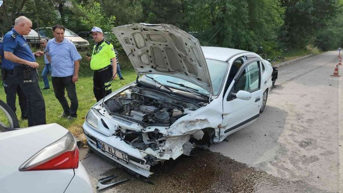 Otomobil Önce Bariyere Ardından Motosiklete Çarptı: 2 Yaralı