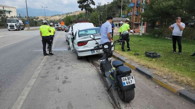 Otomobil Önce Bariyere Ardından Motosiklete Çarptı: 2 Yaralı