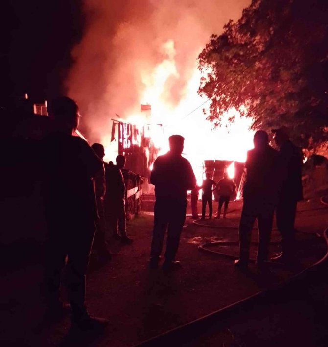 Köyde Çıkan Yangında İki Ev Küle Döndü