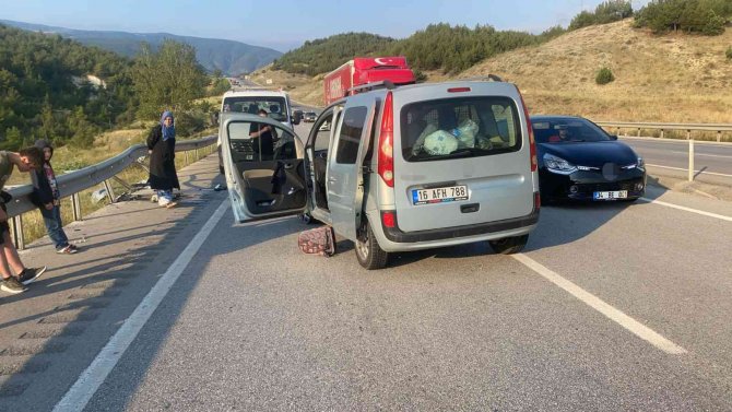 Virajı Alamayan Otomobil Takla Attı: 2 Yaralı