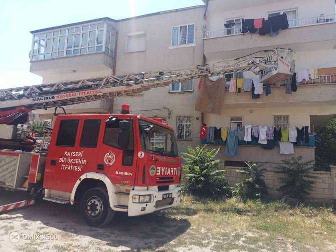 Evde Mahsur Kalan Engelli Çocuğu İtfaiye Kurtardı