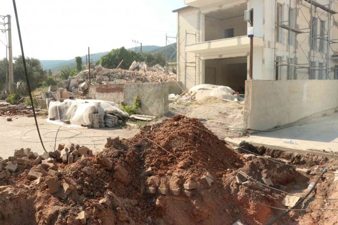 Metruk Binanın Yıkımı Yapılırken Düşen Tahta Parçası Elektrik Tellerini Kopardı