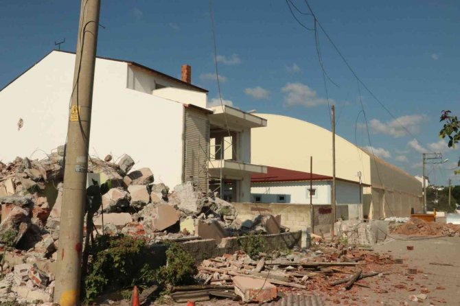 Metruk Binanın Yıkımı Yapılırken Düşen Tahta Parçası Elektrik Tellerini Kopardı