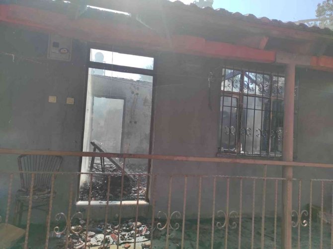 Korkuteli’nde Ev Yangını