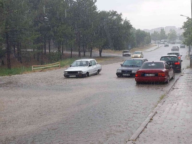 Araçlar Sel Sularında Mahsur Kaldı