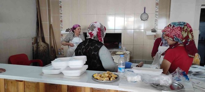 Selendi’nin Kadın Pide Ustası Erkelere Taş Çıkartıyor