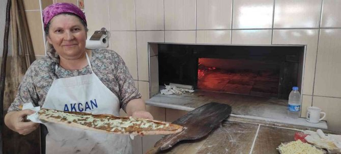 Selendi’nin Kadın Pide Ustası Erkelere Taş Çıkartıyor