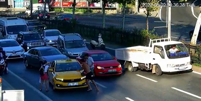 Sarıyer’de İlginç Anlar: Önce Kavga Etti Sonra Kaputun Üstünde Gitti