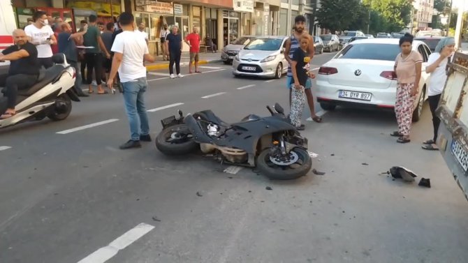 Motosiklet Kamyonete Çarptı: 1 Yaralı