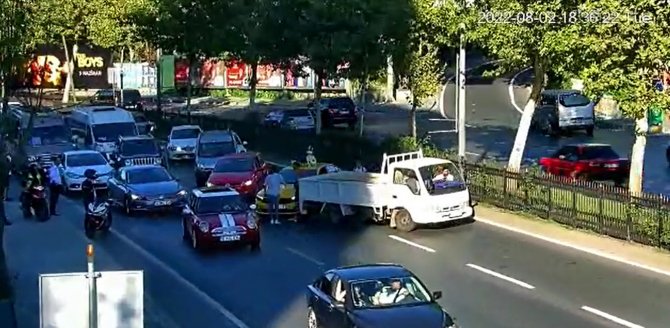 Sarıyer’de İlginç Anlar: Önce Kavga Etti Sonra Kaputun Üstünde Gitti