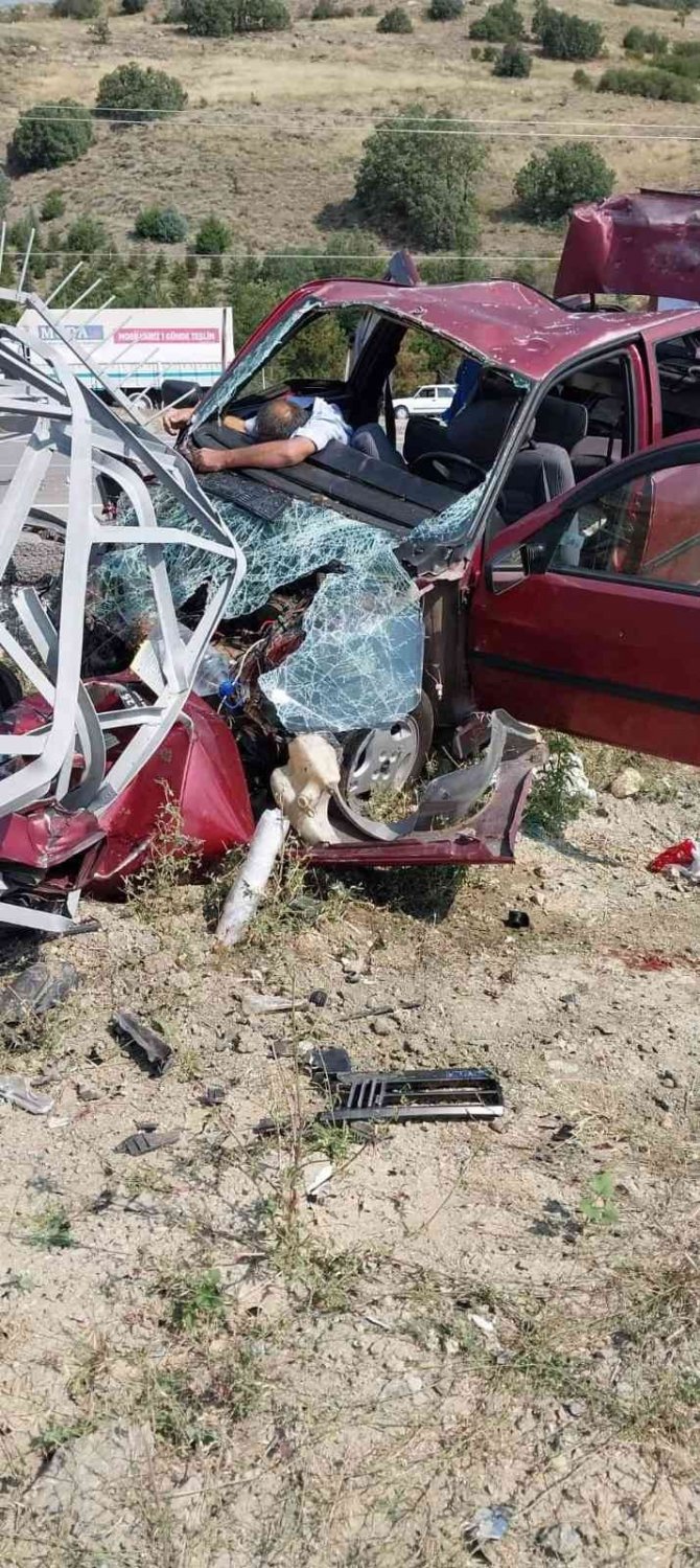 Sürücüsünün Kontrolünü Kaybettiği Araç Elektrik Direğine Çarptı: 4 Yaralı