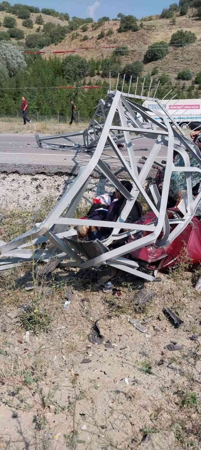 Sürücüsünün Kontrolünü Kaybettiği Araç Elektrik Direğine Çarptı: 4 Yaralı