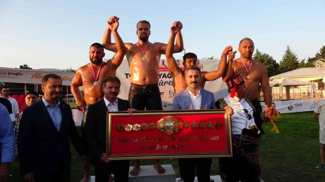 Tokat’ta Yağlı Güreşlerin Şampiyonu Gümüşalan Oldu